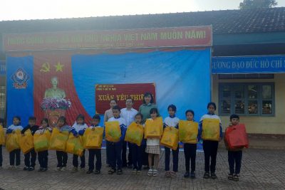 Chương trình trao tặng quà tết cho học sinh có hoàn cảnh khó khăn tại trường TH Ngô Thì Nhậm